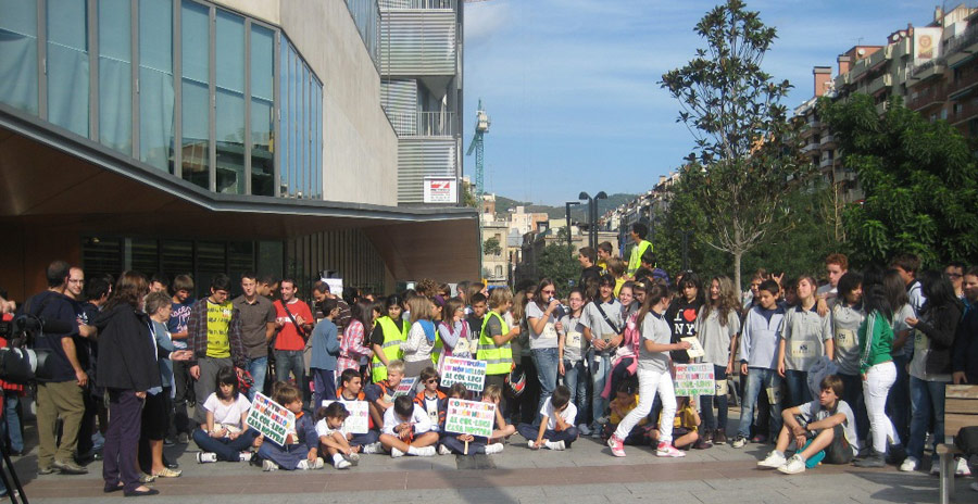 Alumnes participants a la Cursa per la Mobilitat Escolar davant de la Biblioteca Jaume Fuster, a la plaça Lesseps
