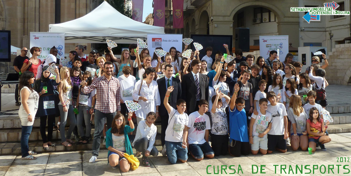Alumnes dels INS Joan Oró i Guindàvols a la plaça de Sant Joan de Lleida