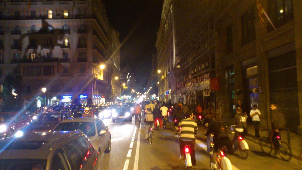 Protesta ciclista al seu pas per la Via Laietana