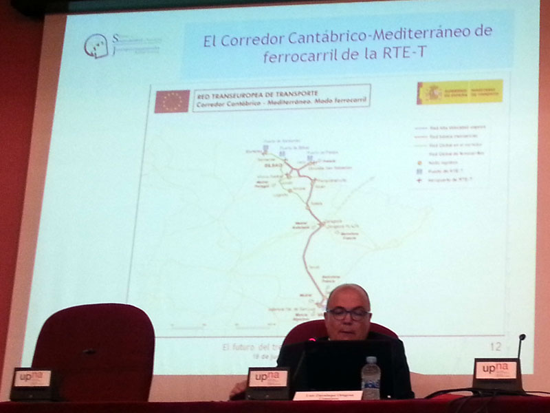 El consejero de Fomento del Gobierno de Navarra, Luis Zarraluqui, explicó los cambios que propone la Comunidad Foral para el mayor aprovechamiento de la red actual y avance de las prestaciones ferroviarias en menores plazos.