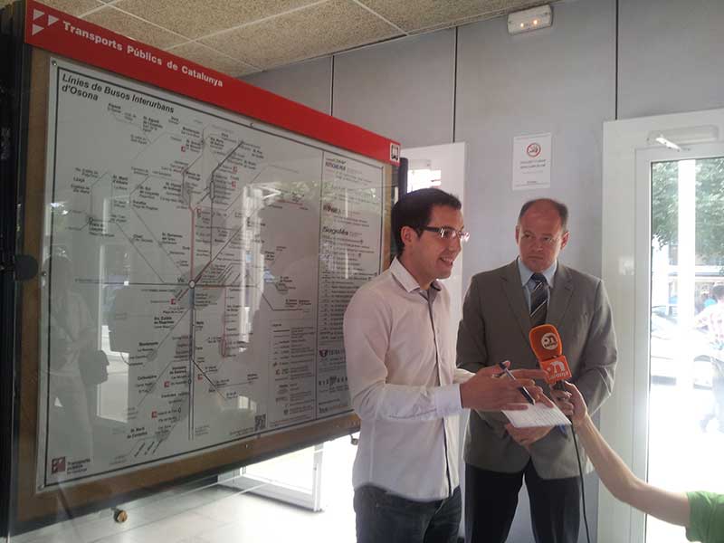 Adrià Ramírez, autor del plànol comarcal multimodal del transport públic d'Osona, explicant el projecte a la premsa local. Al fons Joan Roca, president del Consell Comarcal d'Osona.