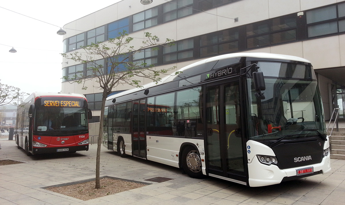 Autobús urbà elèctric pur Irizar (TMB) i autobús suburbà híbrid Volvo, exposats al Tecnocampus de Mataró