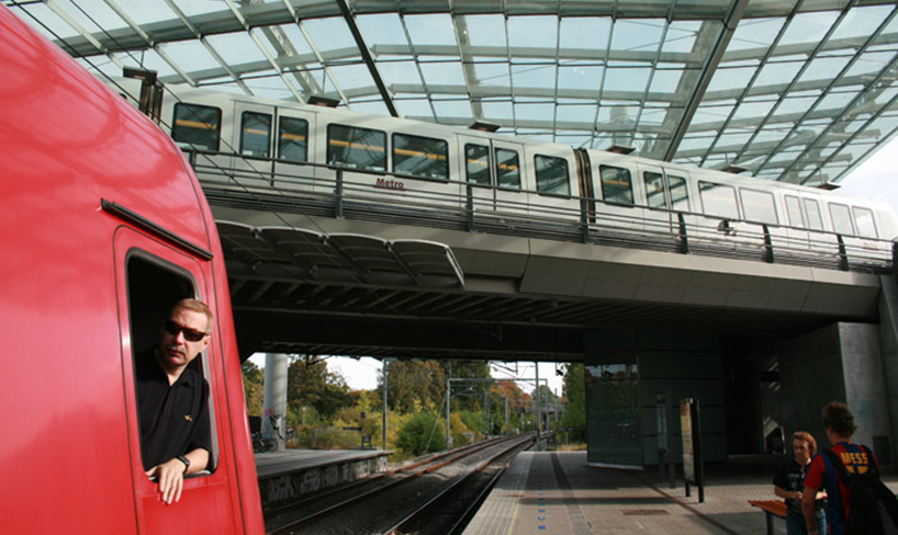 Intercanviador vertical entre Metro i S-Tog (Rodalies) a Flintholm, Copenhague.
