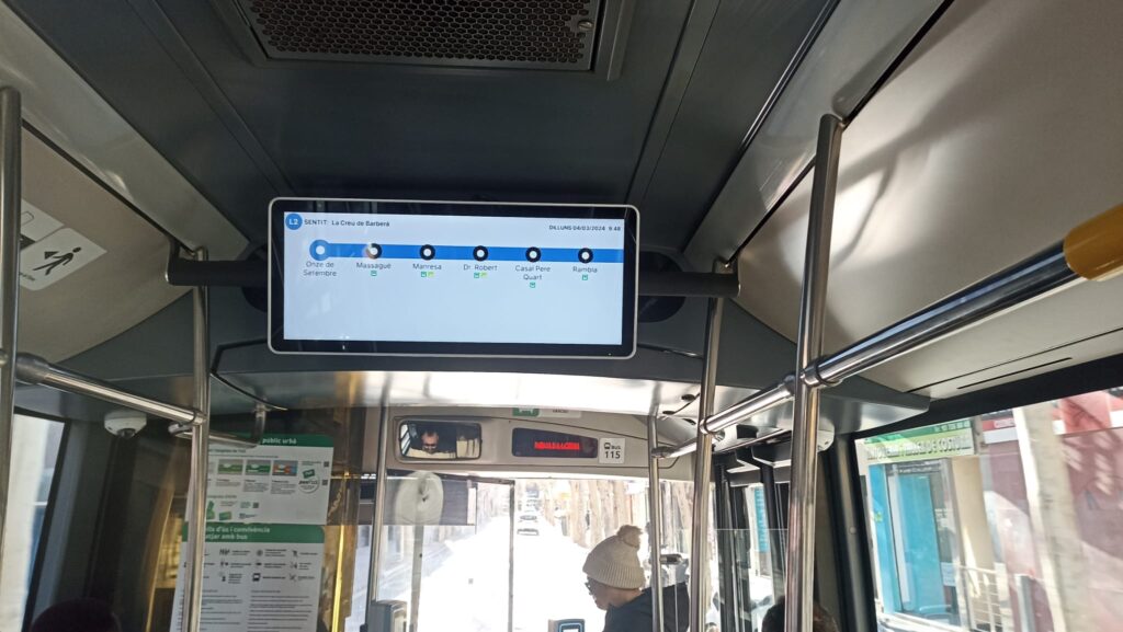 Pantalla embarcada d’informació del bus urbà de Sabadell, mostrant el recorregut de la línia