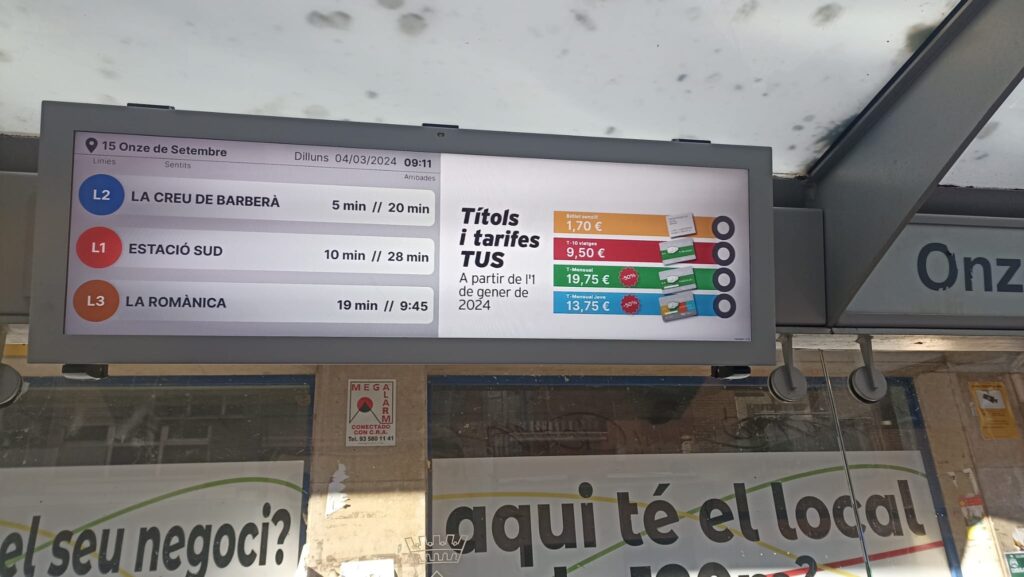 Pantalla de pròximes arribades a una parada del bus urbà de Sabadell
