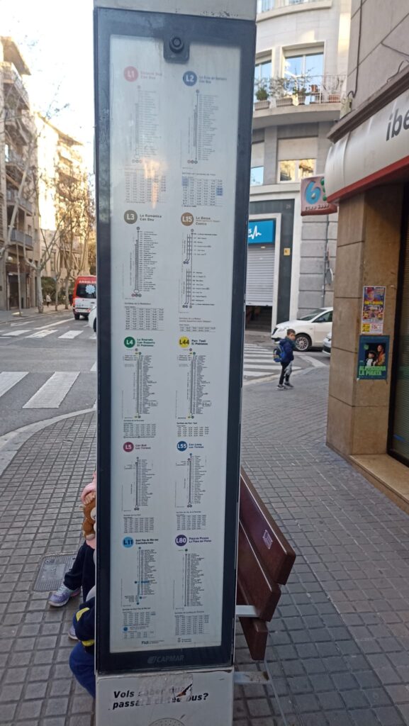 Termòmetres de línies a un punt de parada del bus urbà de Sabadell