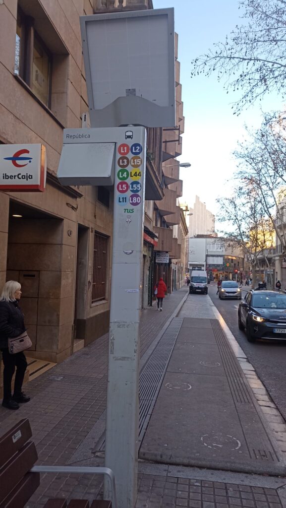 Enganxines de les línies a un punt de parada del bus urbà de Sabadell