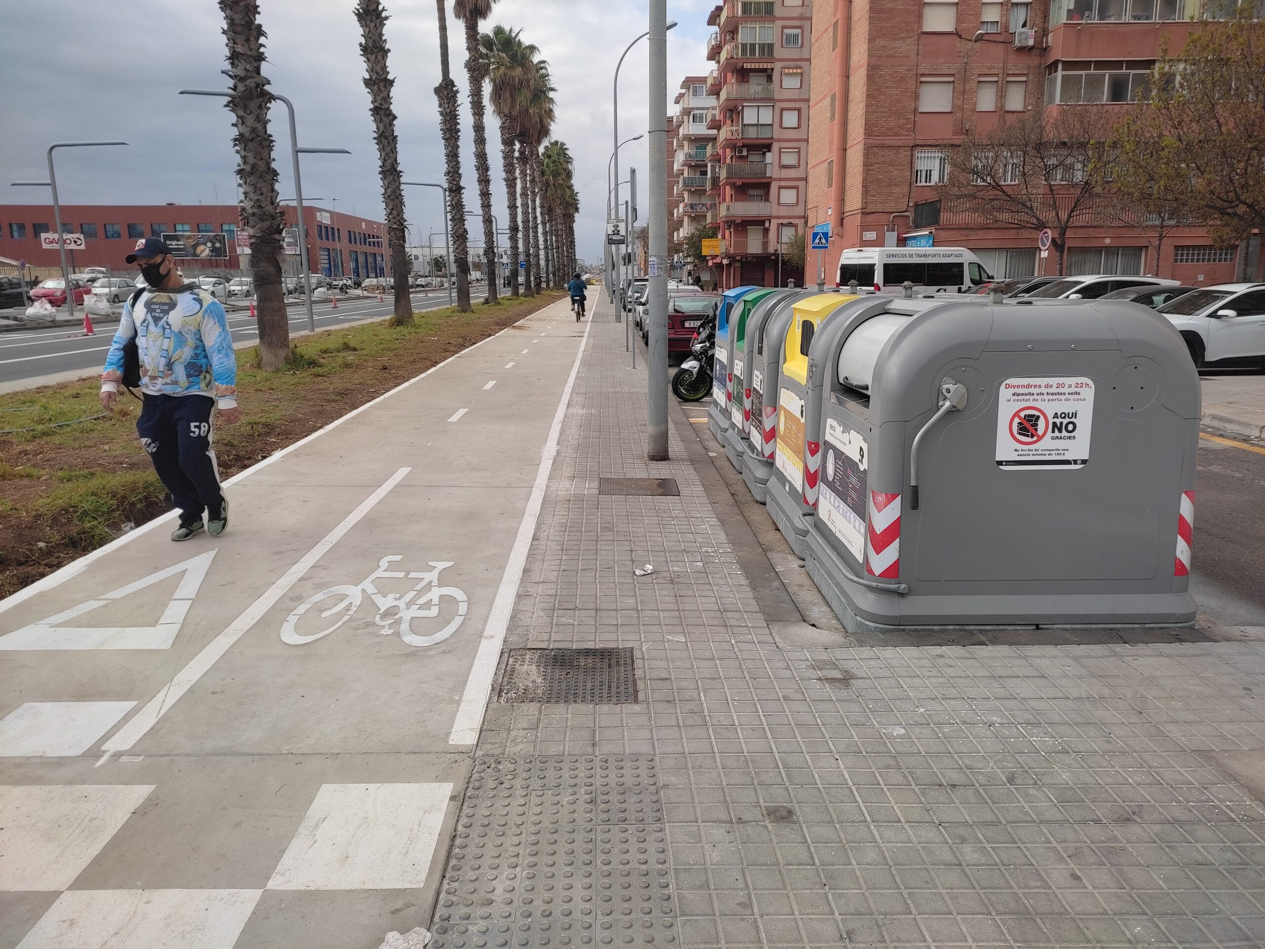 Carril bici enmig de la vorera