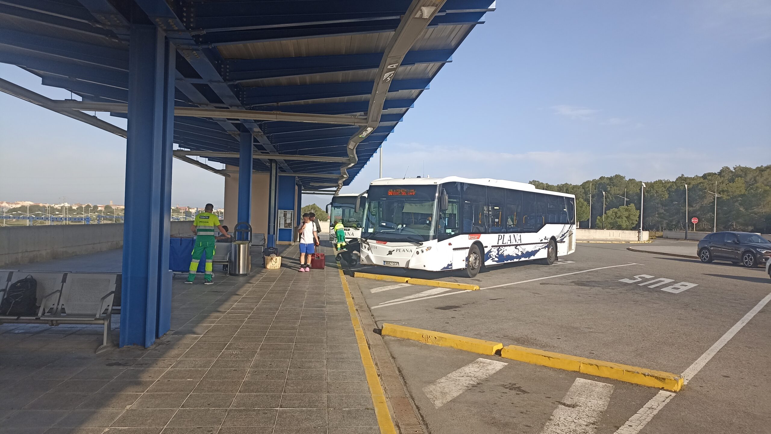 Autobús parat a una de les andanes de l’estació d’autobusos del Camp de Tarragona